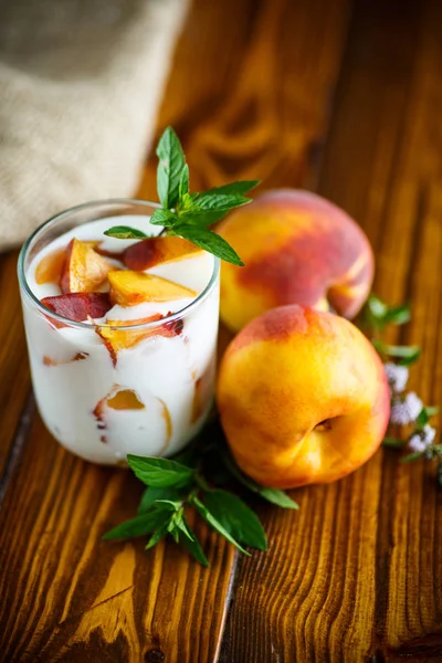 桃の部分と甘い自家製ヨーグルト — ストック写真