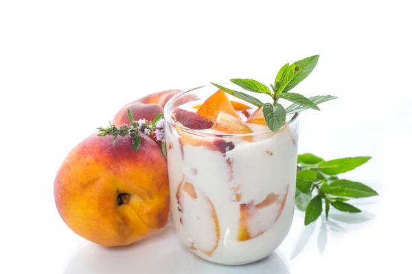 Сладкий домашний йогурт с кусочками персика — стоковое фото