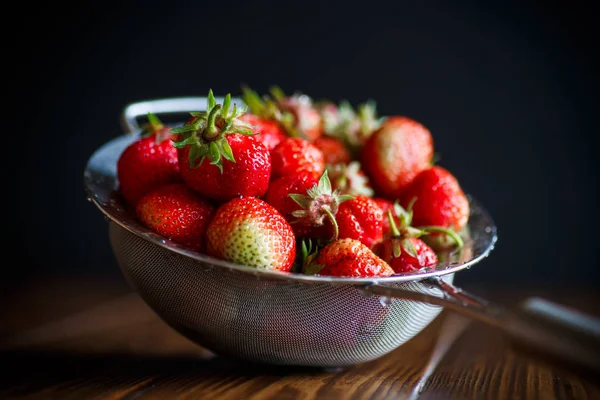 붉은 딸기를 따다 — 스톡 사진
