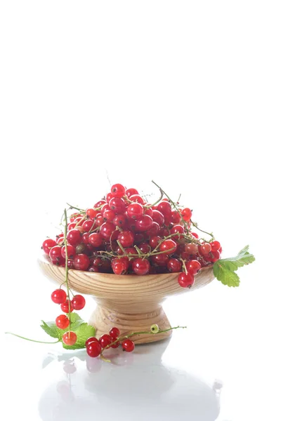 Ribes rosso maturo in un vaso di legno — Foto Stock