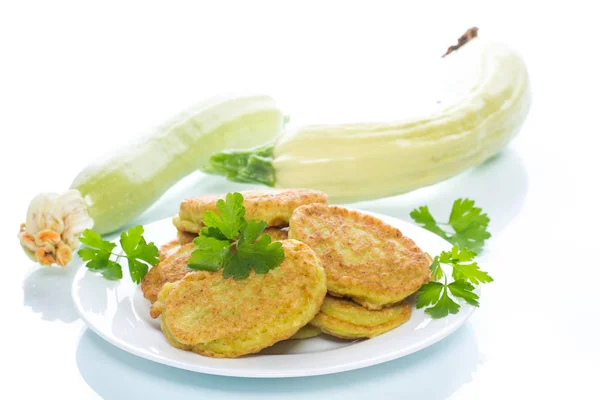 Frittelle di zucchine su un piatto — Foto Stock