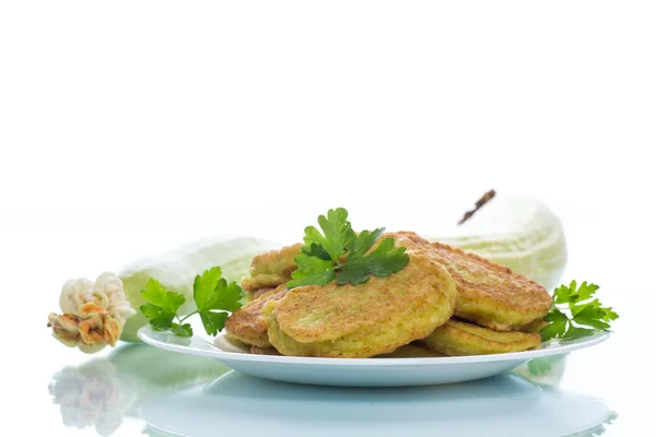 Zucchini-Pfannkuchen auf einem Teller — Stockfoto