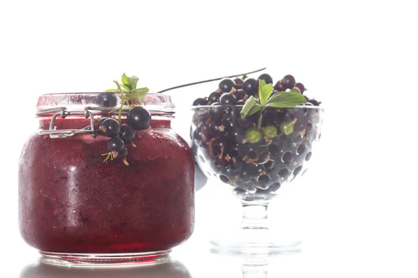 Berry rijpe zwarte bessen met jam — Stockfoto