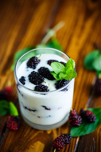 Tatlı Yunan yoğurt dut çilek ile