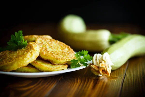 Tortitas de calabacín en un plato —  Fotos de Stock