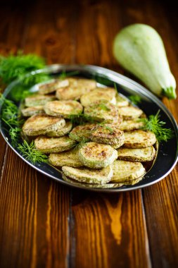 bir tabak içinde kavrulmuş kabak dilimleri