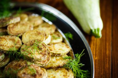 bir tabak içinde kavrulmuş kabak dilimleri