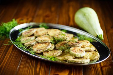 bir tabak içinde kavrulmuş kabak dilimleri