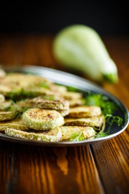 bir tabak içinde kavrulmuş kabak dilimleri