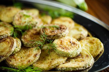 bir tabak içinde kavrulmuş kabak dilimleri