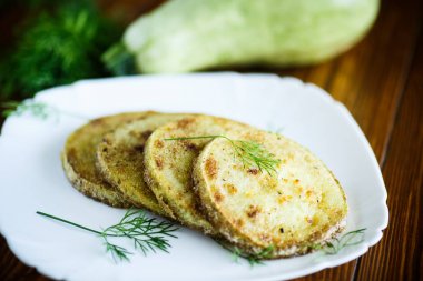 bir tabak içinde kavrulmuş kabak dilimleri