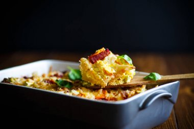 Pancar, havuç, kabak, yumurta ile fırında karnabahar