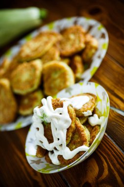 Squash krep bir tabak içinde kızarmış