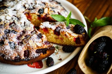 Dut çilek ile tatlı bisküvi pasta