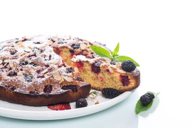 Dut çilek ile tatlı bisküvi pasta