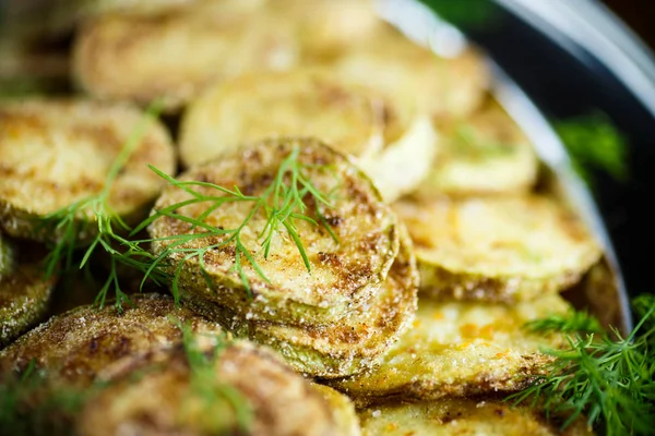 Tranches rôties de courgettes dans une assiette — Photo