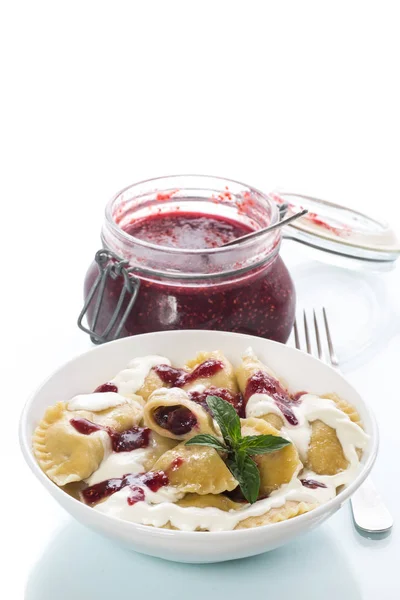 Albóndigas dulces caseras con bayas y crema agria — Foto de Stock