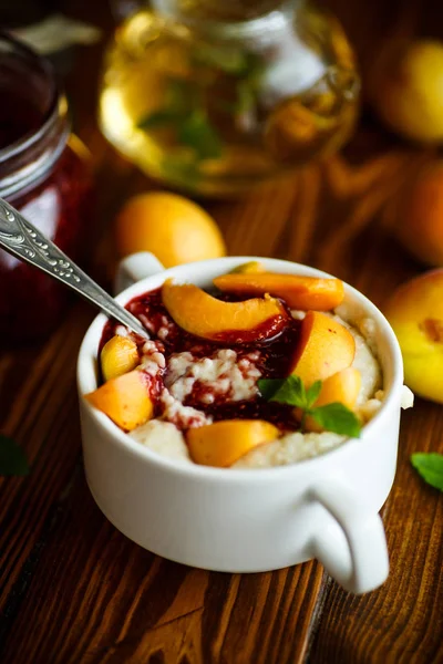 Oatmeal with jam and fresh apricots — Stock Photo, Image