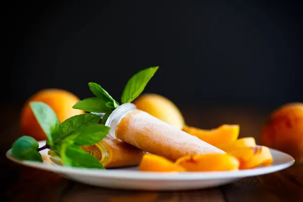 Солодке морозиво з абрикосів — стокове фото