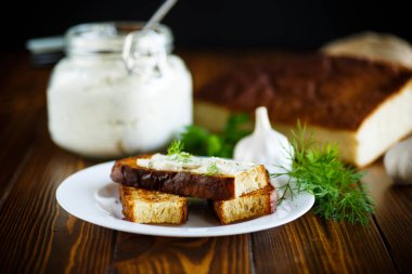Sarımsaklı kızarmış tost, sandviç peynir erimiş