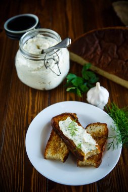 Sarımsaklı kızarmış tost, sandviç peynir erimiş