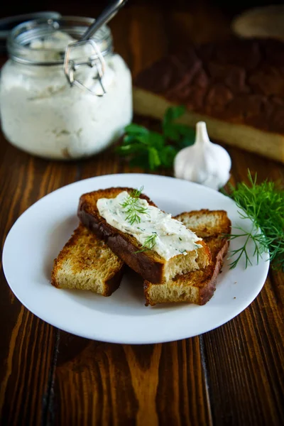 Sarımsaklı kızarmış tost, sandviç peynir erimiş