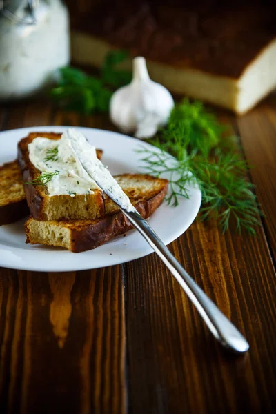 Sarımsaklı kızarmış tost, sandviç peynir erimiş — Stok fotoğraf