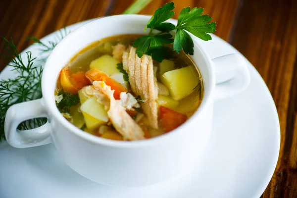 Soupe de poisson aux légumes dans une assiette — Photo