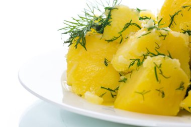 Dereotu bir plaka ile haşlanmış patates