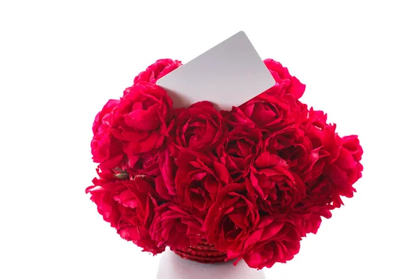 Csokor piros rózsák a vázában fonott — Stock Fotó