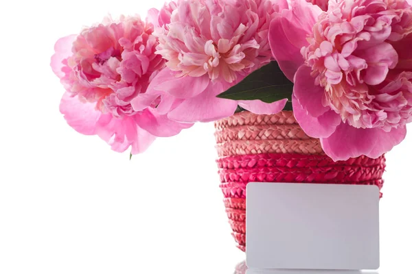 Ramo de peonías rosadas en un jarrón de mimbre —  Fotos de Stock