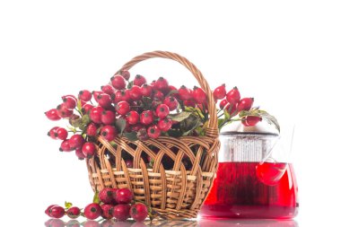 hasır sepet olgun kırmızı köpek gül ile dolu