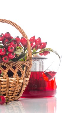 hasır sepet olgun kırmızı köpek gül ile dolu