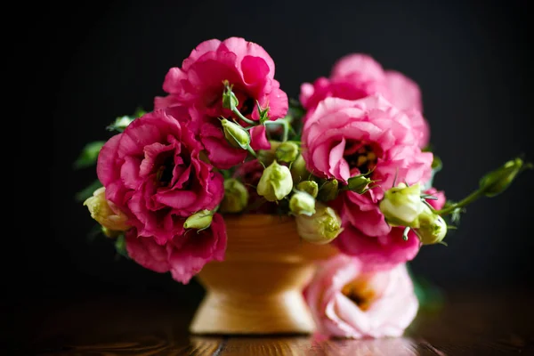 Прекрасный букет розовых цветов лисиантуса — стоковое фото