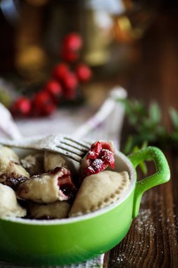 kiraz bir kase ile tatlı köfte