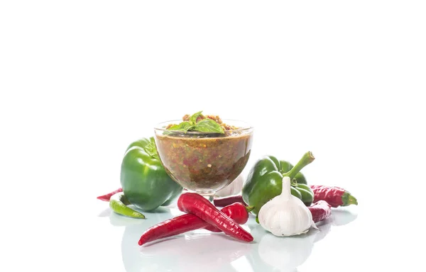Ostry sos z sosem «Adżyka» z różnych rodzajów pieprzu — Zdjęcie stockowe