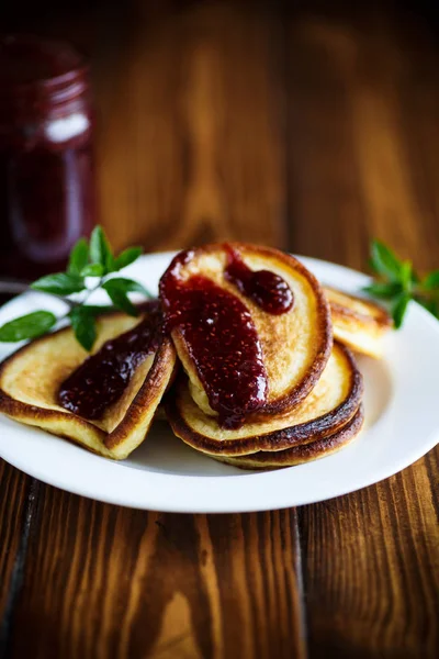 Sweet pancakes with raspberry jam — Stock Photo, Image