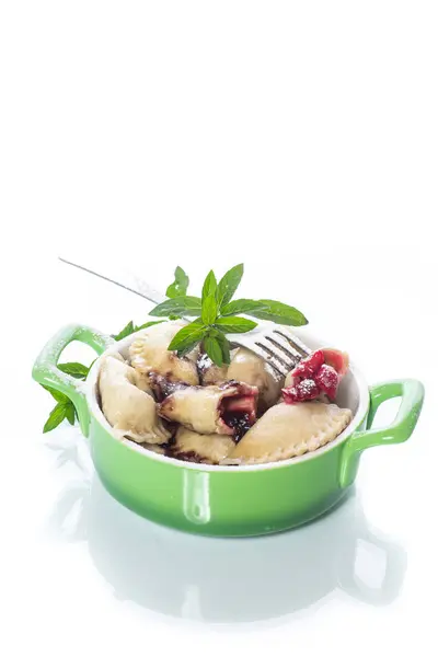 Albóndigas dulces con cerezas en un tazón Imagen de archivo