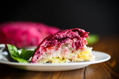 katmanlı pasta ringa balığı ve kırmızı pancar salatası