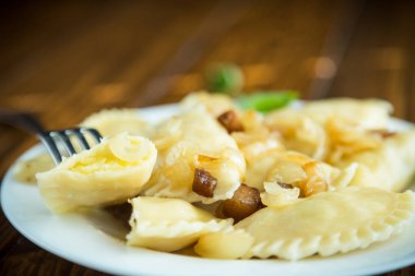 haşlama köfte patates ve kızarmış soğan ile