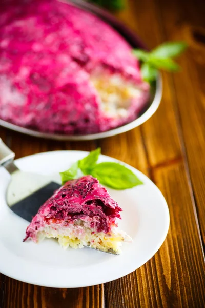 katmanlı pasta ringa balığı ve kırmızı pancar salatası