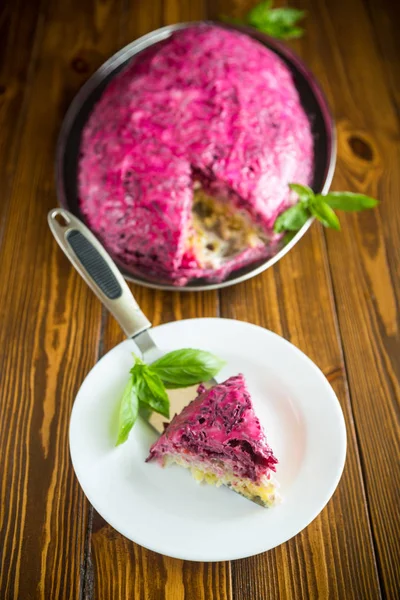Katmanlı pasta ringa balığı ve kırmızı pancar salatası — Stok fotoğraf
