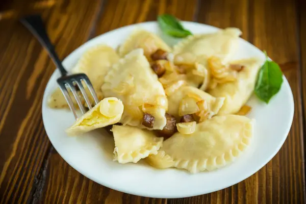 haşlama köfte patates ve kızarmış soğan ile