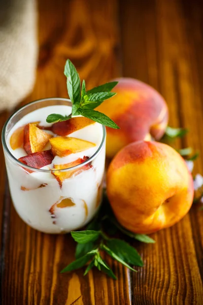 Yaourt maison sucré avec des morceaux de pêche — Photo