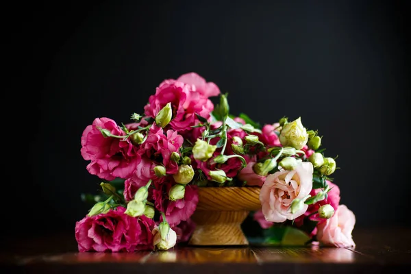 Hermoso ramo de flores de lisianthus rosa —  Fotos de Stock