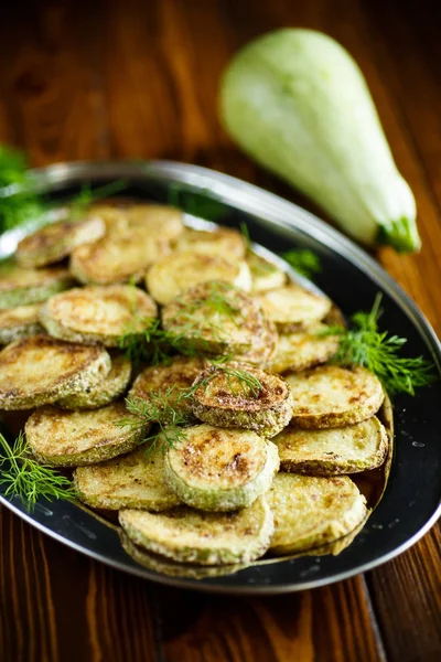 bir tabak içinde kavrulmuş kabak dilimleri