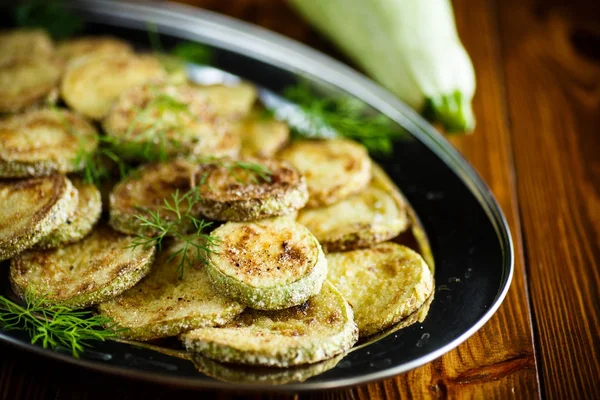 bir tabak içinde kavrulmuş kabak dilimleri