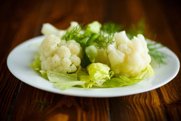 Coliflor con hojas de ensalada —  Fotos de Stock