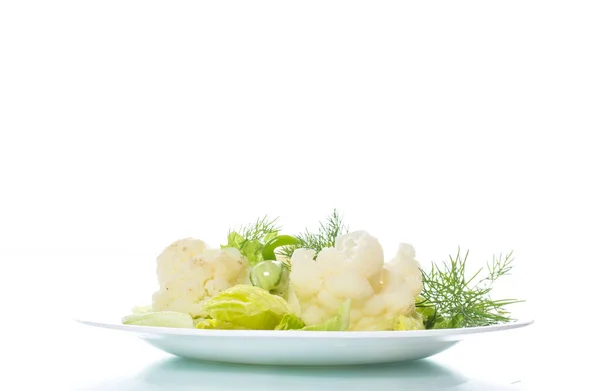 Coliflor con hojas de ensalada —  Fotos de Stock