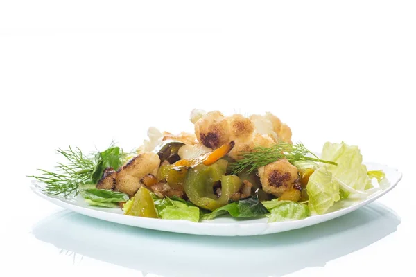 Ensalada caliente con coliflor y pimiento dulce — Foto de Stock